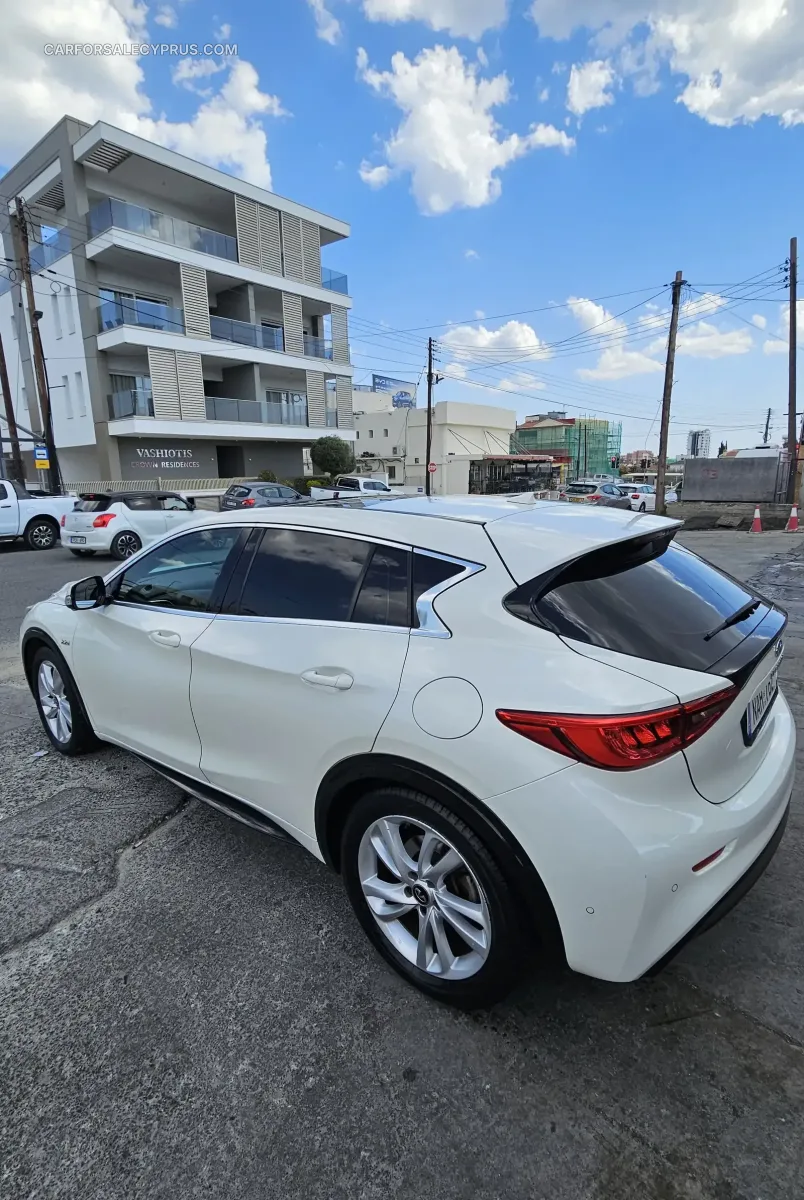 Infiniti Q30 2016